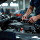 Mécanicien utilisant outils de diagnostic sur moteur Peugeot 1,6 HDi